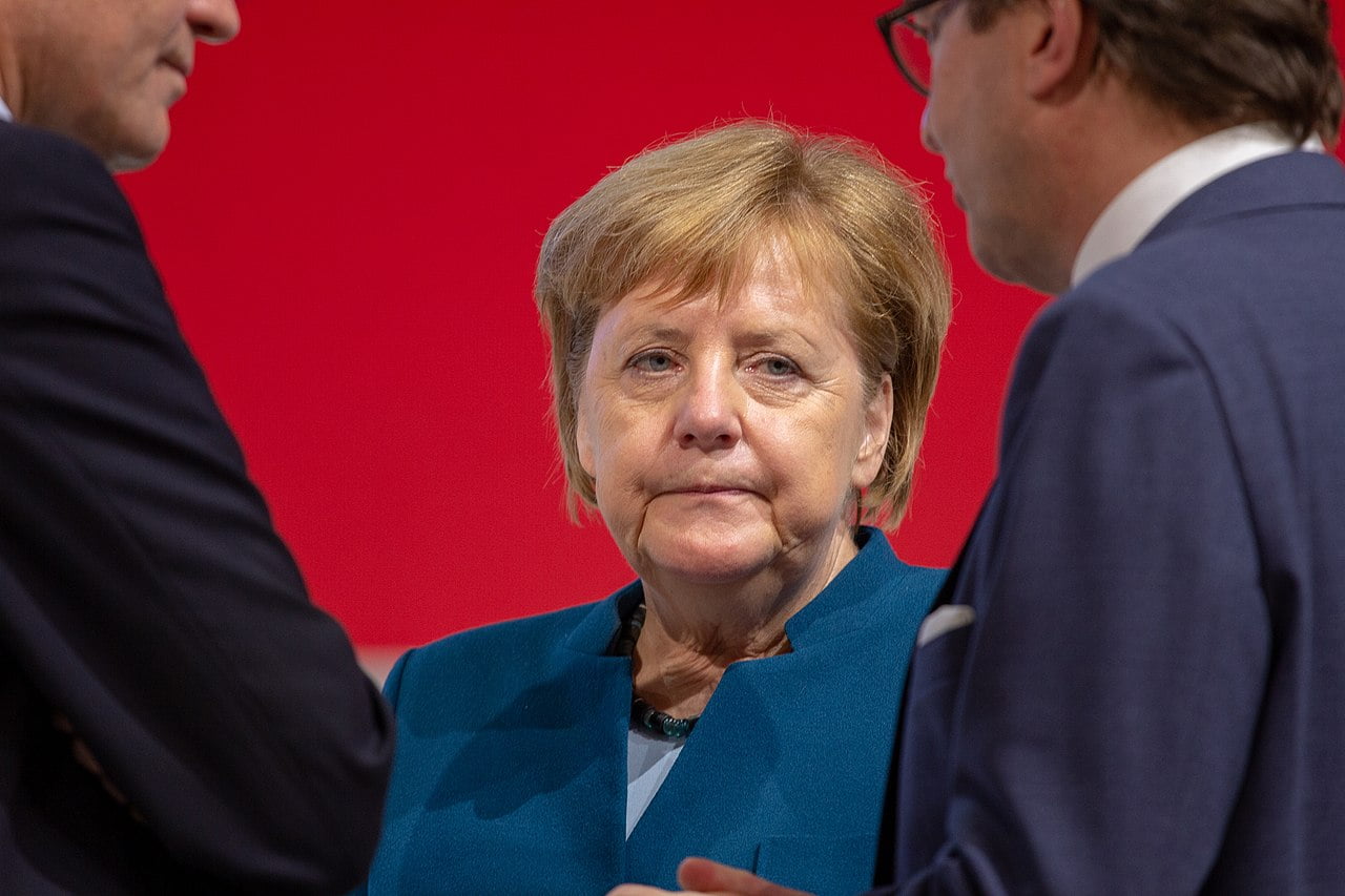 Frau Merkel, es wäre besser beim Bürger um Vergebung zu bitten, statt ihn zum Schweigen zu zwingen!