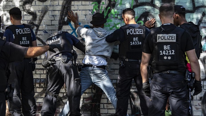 Land Berlin zahlt Strafe wegen „rassistischer Polizeikontrolle“