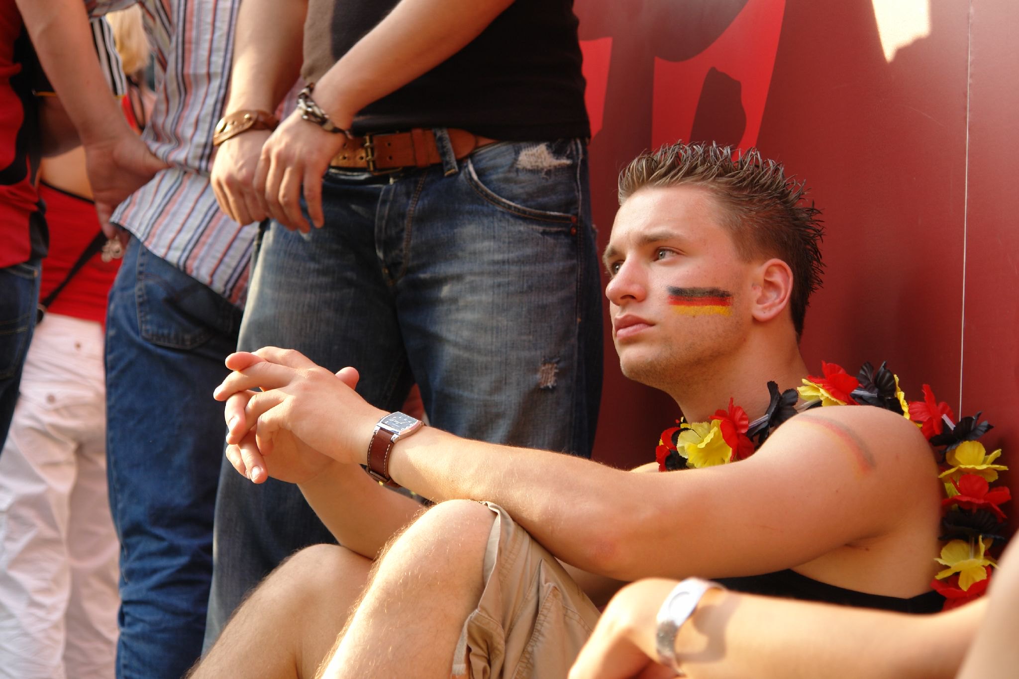 „Nazi-Schweine!“ Fußballfans von „Antifa“ angegriffen, weil sie Deutschland-Fahnen zeigten