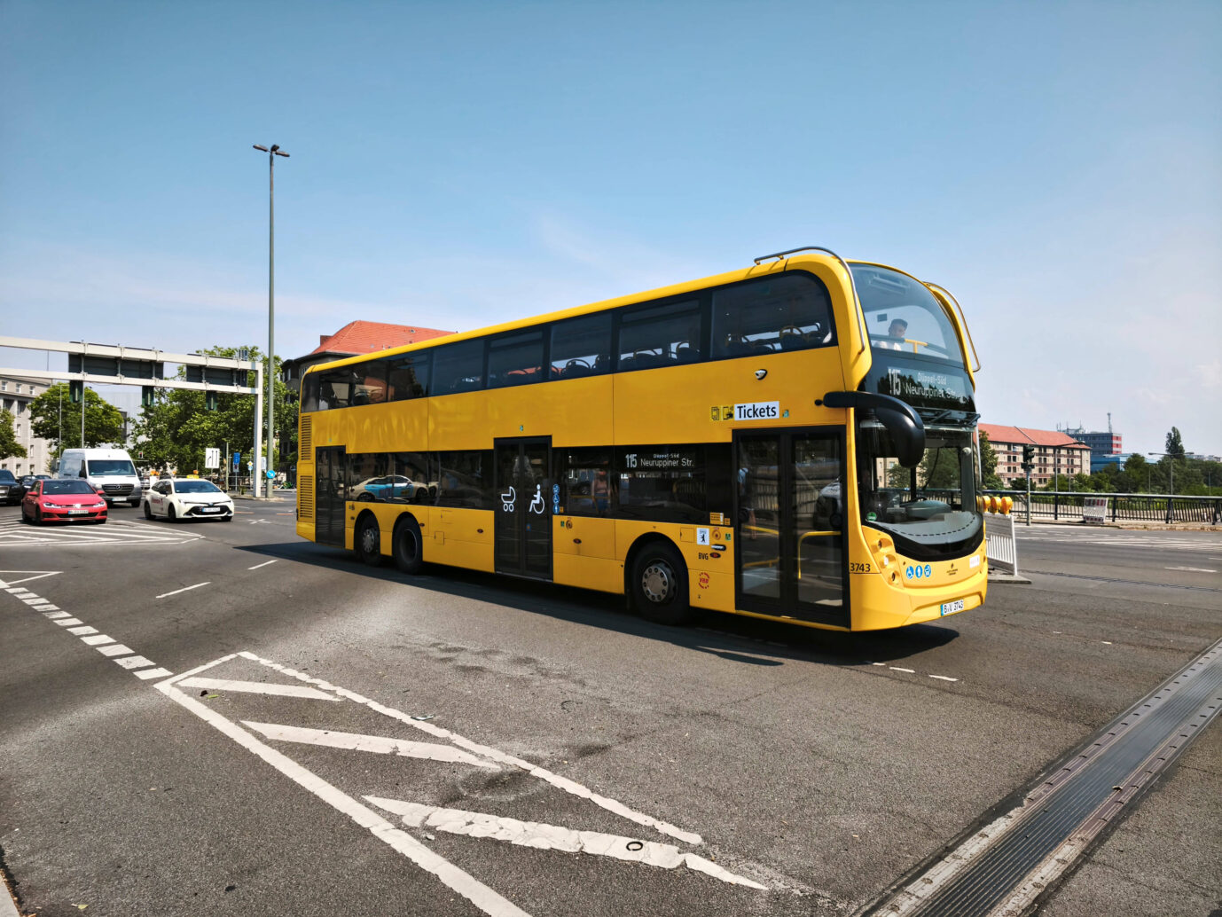 Gericht verpflichtet BVG zur Fortsetzung von „Nius“-Werbung