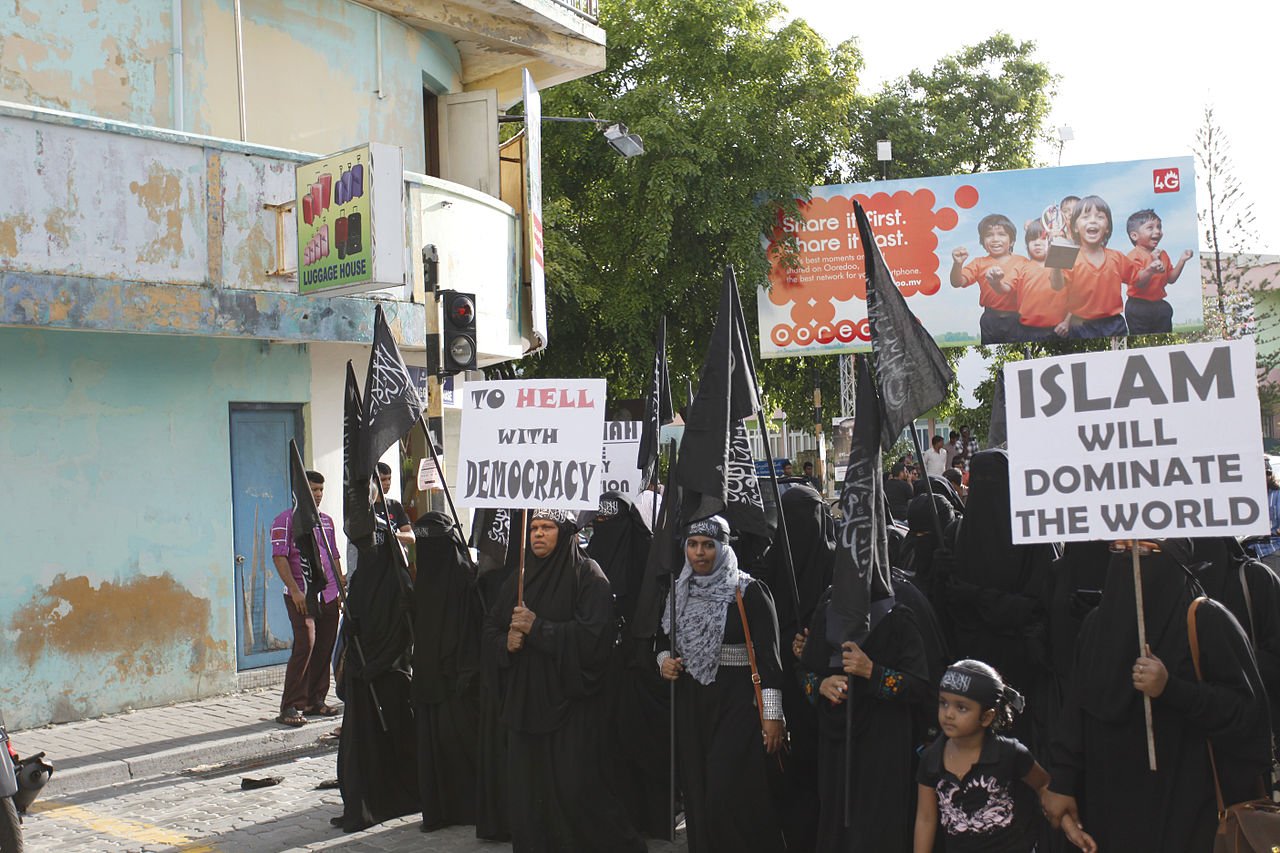 Linke sympathisieren mit Islamisten, die sie selbst als rechtsextrem einordnen