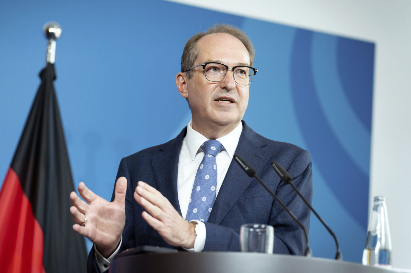 Dobrindt stuft Bedrohungslage hoch