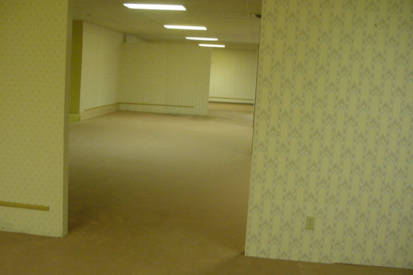 Backrooms und Liminal Spaces – Der Horror leerer Räume