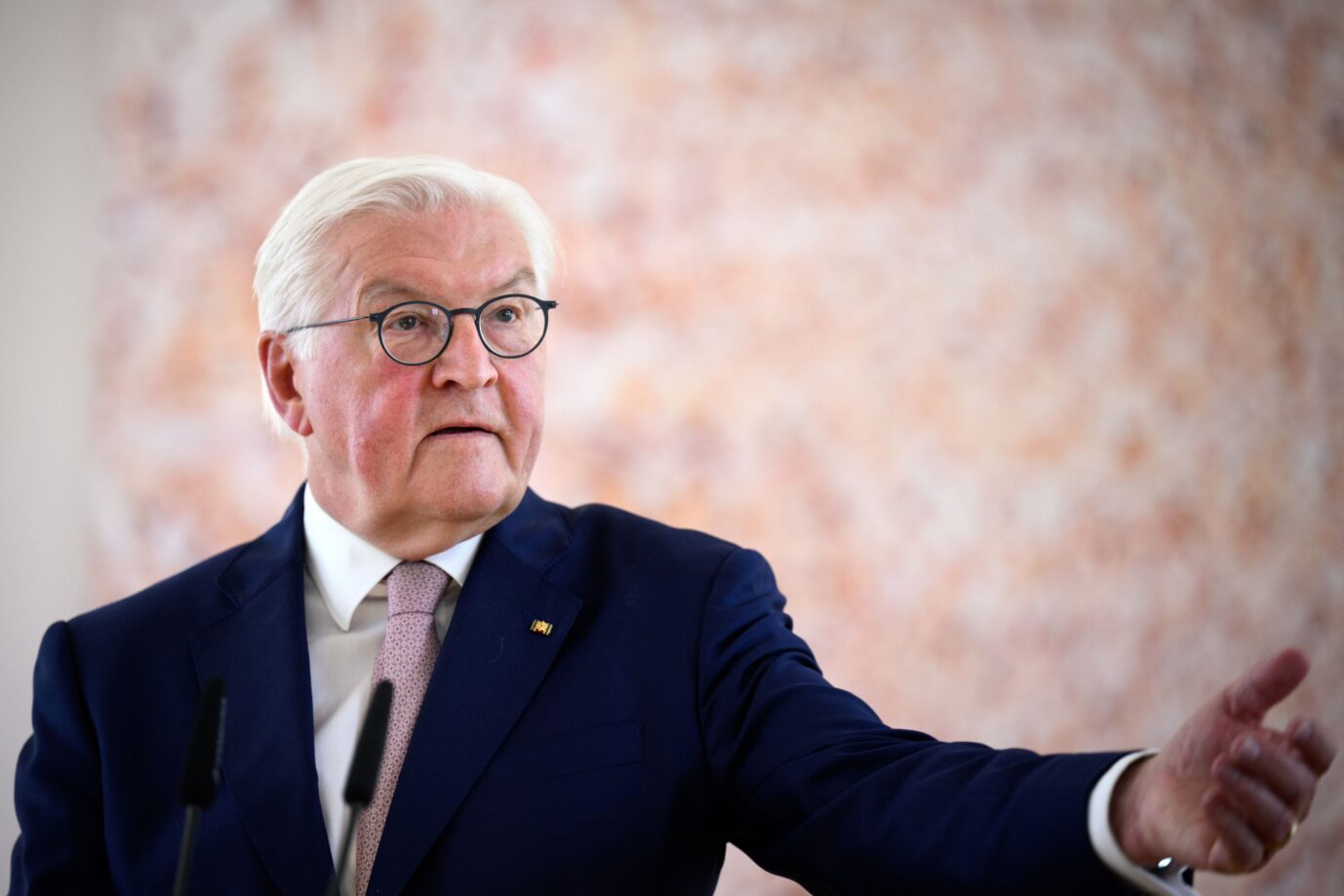 Steinmeier zieht aus und eine Sexpuppe zieht ein – was bitte soll das?